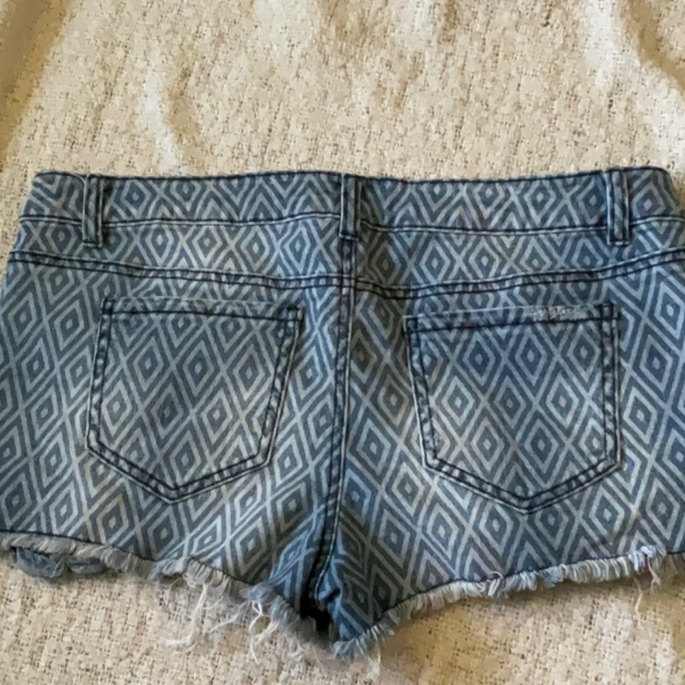 Patterned denim shorts - Picture 2 of 3